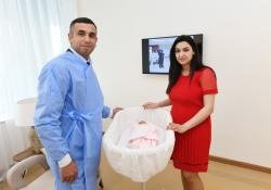 Prezident İlham Əliyev və birinci xanım Mehriban Əliyeva Azərbaycanın 10 milyonuncu sakininin valideynləri ilə görüşüblər - FOTO