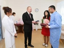 Prezident İlham Əliyev və birinci xanım Mehriban Əliyeva Azərbaycanın 10 milyonuncu sakininin valideynləri ilə görüşüblər - FOTO