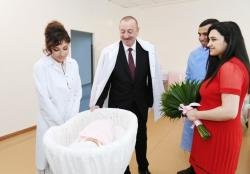Prezident İlham Əliyev və birinci xanım Mehriban Əliyeva Azərbaycanın 10 milyonuncu sakininin valideynləri ilə görüşüblər - FOTO