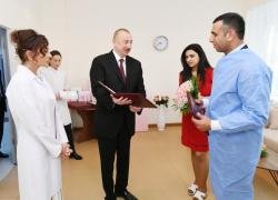 Prezident İlham Əliyev və birinci xanım Mehriban Əliyeva Azərbaycanın 10 milyonuncu sakininin valideynləri ilə görüşüblər - FOTO