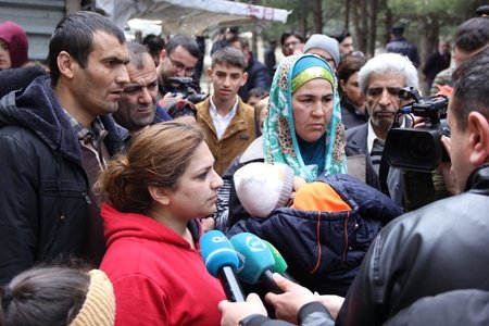 Yanan yataqxanada məskunlaşan məcburi köçkünlər köçürülmələrini tələb edirlər - FOTOLAR