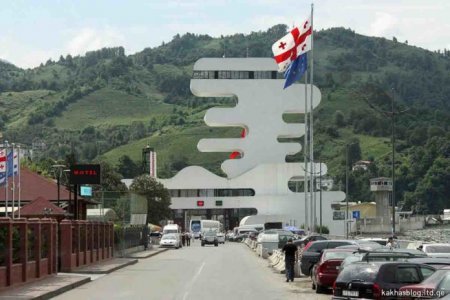 Gürcüstan gömrüyündə işləyən erməni azərbaycanlılara “göz verir, işıq vermir”