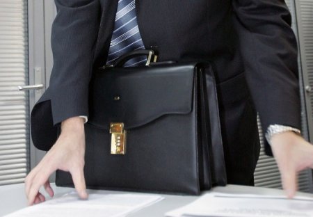 Məmurlar qısa vaxtda oliqarxa necə çevrilir? - “Maaş”la yığılan sərvət...