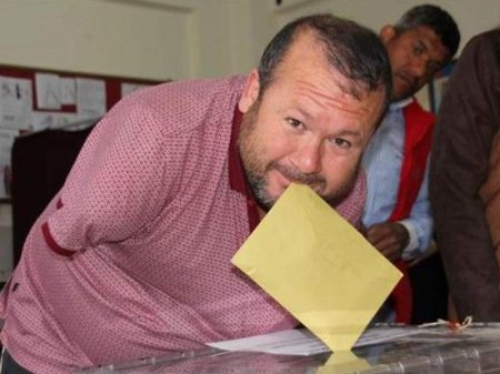 Qoldan əlil kişi də səsverməyə getdi - Zərfi qutuya, ağzıyla atdı - FOTO