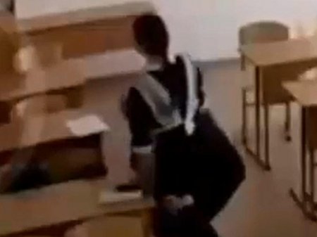 Məktəbdə əxlaqsızlıq: Müəllim qızı qucağına alıb...