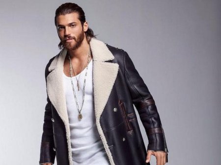 Can Yaman fotoaparatı həmkarının başına çırpıb