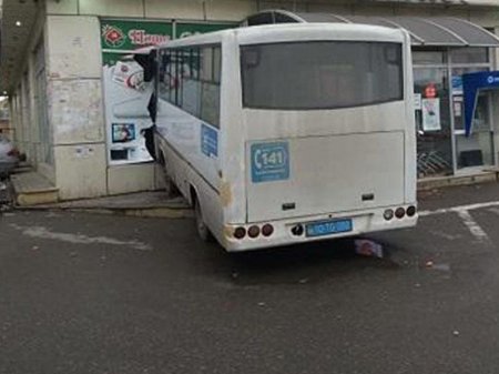 Bakıda avtobus mağazaya çırpıldı: yaralılar var