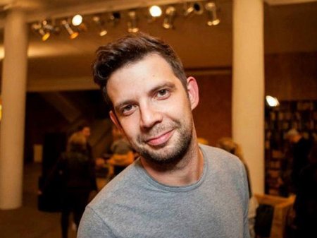 Məşhur aktyor şəhərin mərkəzində yıxıldı, başı yerə çırpıldı - FOTO