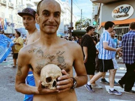 Çempionluq tədbirinə babasının başını gətirdi