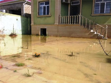 Yeni Ramananın əhalisi suyun içərisində qalıb