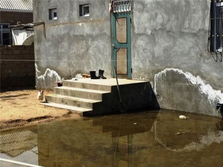 Yeni Ramananın əhalisi suyun içərisində qalıb