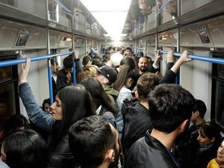 Metroda yenə sıxlıq - Halı pisləşənlər oldu - FOTO