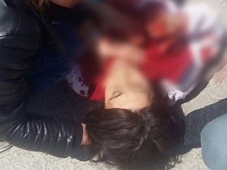 Küçədə boğazı kəsik qadını görənlər dəhşətə gəldilər