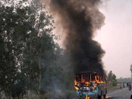 Avtobus avtomobilə çırpılıb aşdı: ölən və xəsarət alanlar var