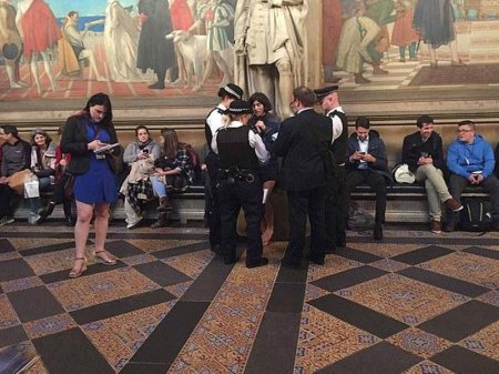 Britaniya parlamentində çılpaq etiraz