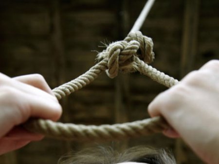 Bakıda yaşlı qadın özünü asdı