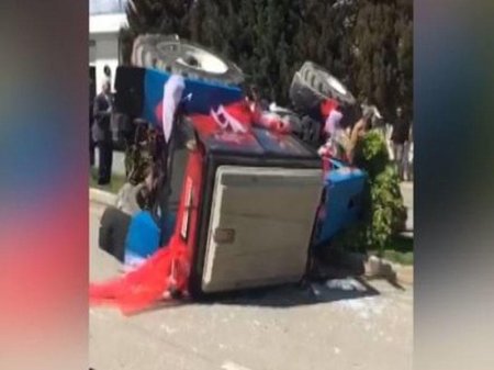 Azərbaycanda qeyri-adi toy karvanında qəza baş verdi