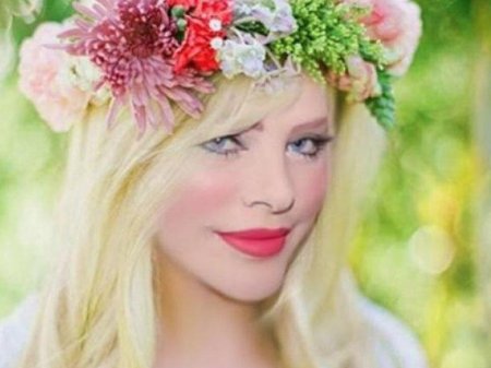 Pula ehtiyacı var deyə alt paltarlarını satışa çıxarır