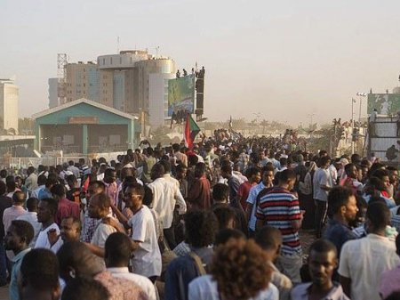 Sudanda ordu hakimiyyəti devirdi