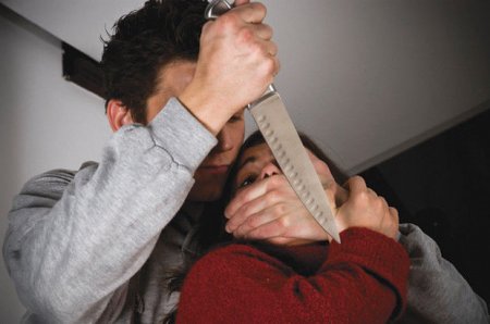 Bakıda kişi arvadını doğramaq istədi