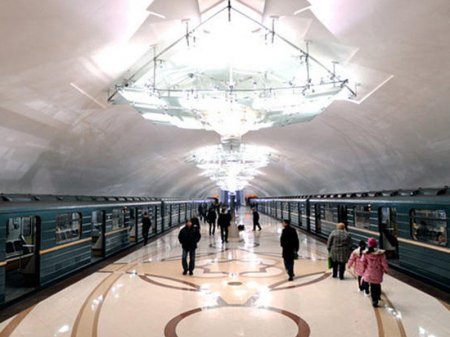 "Qatarların gecikməsinə əsas səbəb sərnişinlərin qapıları saxlamasıdır"-Metro rəsmisi