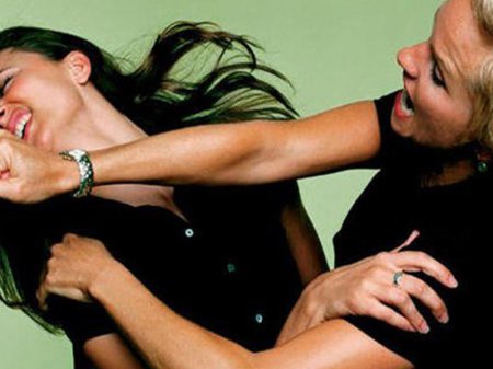 Bakıda amerikalı həmkarı tərəfindən döyülən müəlimin əri: “Saçından tutub ayağının altına saldı”