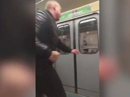 Əsəbi sərnişin hərəkətdə olan vaqonun şüşəsini sındırdı