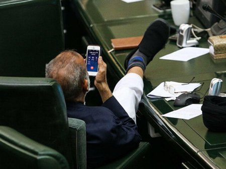 İranlı deputatın bu FOTOsu tənqid olundu