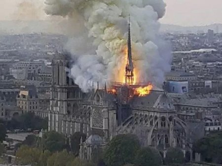 Notr-Damda yanan taxtaları eBay-da satışa çıxardılar - FOTO