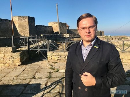 Deputat anası ilə birləşib jurnalisti təpikləyib xəstəxanalıq etdi