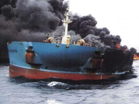 İstanbulda gəmi yanır