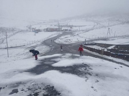 Xınalıqa qar yağır