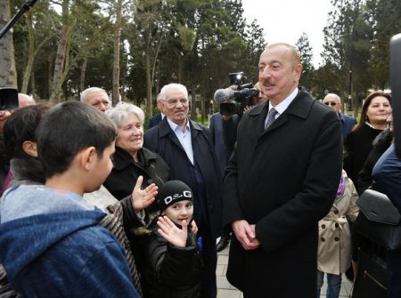 Prezident və birinci xanım Bakı sakinləri ilə görüşüb, selfi çəkdiriblər - FOTO