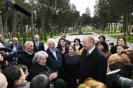 Prezident və birinci xanım Bakı sakinləri ilə görüşüb, selfi çəkdiriblər - FOTO