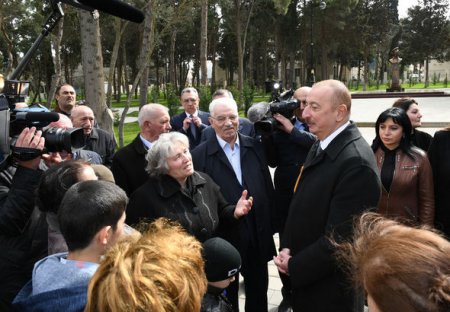 Prezident və birinci xanım Bakı sakinləri ilə görüşüb, selfi çəkdiriblər - FOTO