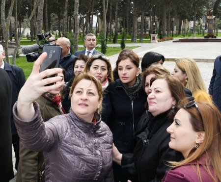 Prezident və birinci xanım Bakı sakinləri ilə görüşüb, selfi çəkdiriblər - FOTO