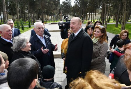 Prezident və birinci xanım Bakı sakinləri ilə görüşüb, selfi çəkdiriblər - FOTO