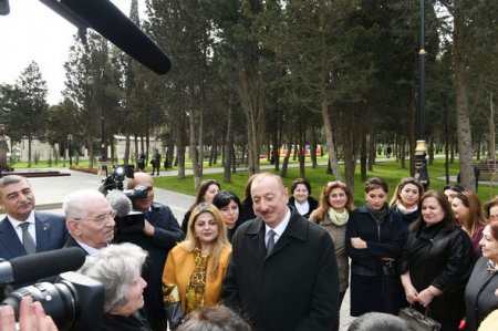 Prezident və birinci xanım Bakı sakinləri ilə görüşüb, selfi çəkdiriblər - FOTO