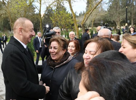 Prezident və birinci xanım Bakı sakinləri ilə görüşüb, selfi çəkdiriblər - FOTO