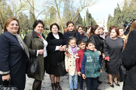 Prezident və birinci xanım Bakı sakinləri ilə görüşüb, selfi çəkdiriblər - FOTO