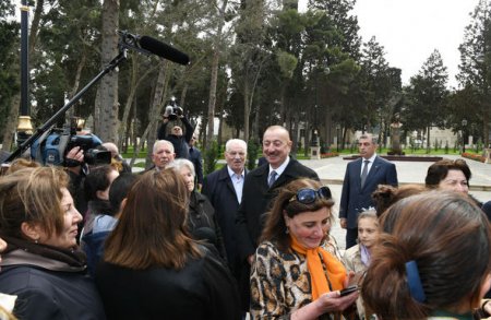 Prezident və birinci xanım Bakı sakinləri ilə görüşüb, selfi çəkdiriblər - FOTO