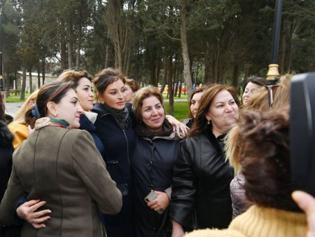 Prezident və birinci xanım Bakı sakinləri ilə görüşüb, selfi çəkdiriblər - FOTO