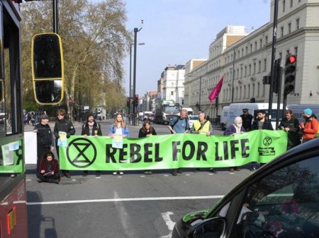 Londonda mitinq zamanı 400 nəfər həbs edilib