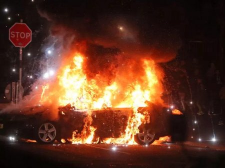 Etiraz aksiyasında güllə qadın müxbirə dəydi, öldü - FOTO