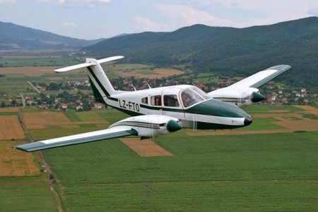 Təyyarə stadiona düşdü: ölənlər var