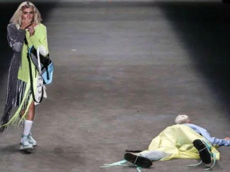 Model podiumda yıxılıb öldü