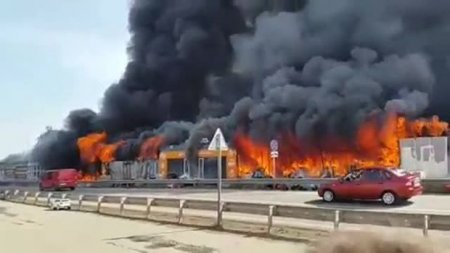 Rusiyada iri bazar yanır