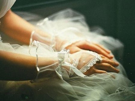 Məşhur müğənni qızını onu uşaqlıqda zorlayan oğlana ərə verdi - FOTO