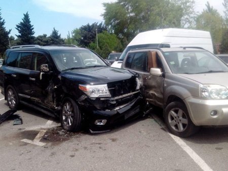 Bakıda "Gelandewagen"in əzdiyi maşınlar