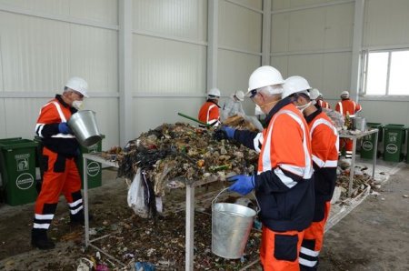 Britaniyalılar Bakını zibildən təmizləyirlər - FOTO